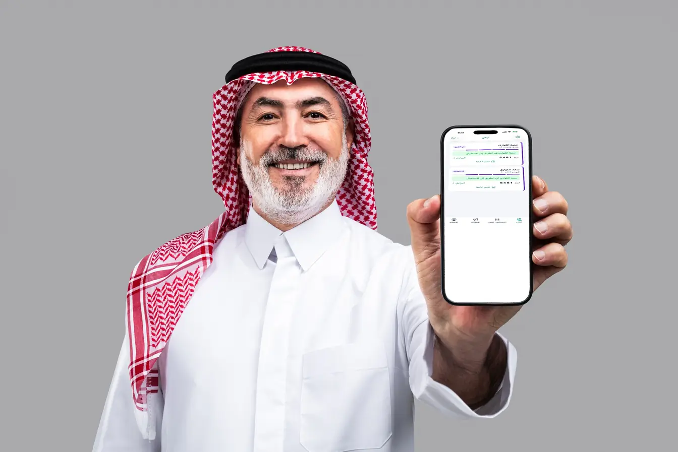 ولي أمر يعرض تطبيق ولدي على هاتفه